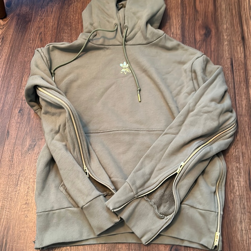 🛍️Women’s size Medium Adidas Hooded sweatshirt